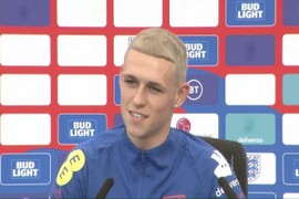 Cầu thủ Phil Foden nhuộm tóc vàng giống Paul Gascoigne