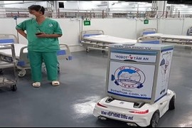 Video: Robot hỗ trợ chăm sóc những gì cho F0 tại bệnh viện dã chiến?