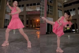 “Hot girl múa côn” khoe clip, bố mẹ vào bình luận câu “xanh rờn“