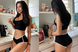 Diện đồ kiệm vải vào bếp, "hot girl phòng gym" khoe khéo body