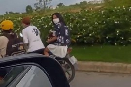 Netizen tranh cãi chàng trai dắt xe... chú ý vị trí của cô gái