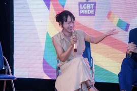 Hé lộ danh tính cô giáo LGBT dạy tiếng Anh gây bão mạng