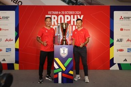 Người dân Hà Nội được ngắm tận mắt chiếc cúp ASEAN Cup 2024