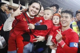 ĐT Việt Nam vô địch AFF Cup, nhan sắc vợ "đội trưởng" chiếm sóng