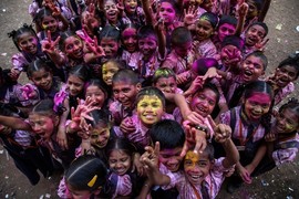 Rộn ràng lễ hội màu sắc Holi của đạo Hindu