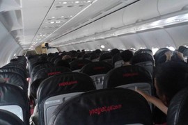 Tại sao VietJetAir cấm khách đi vệ sinh trên máy bay?