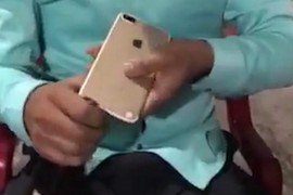 Thanh niên chơi lớn khui bia bằng Iphone 7