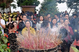 Đi chùa trong giờ hành chính, hiệu trưởng, hiệu phó bị xem xét kỷ luật