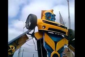 Biến hóa ô tô thành robot Transformers siêu ấn tượng