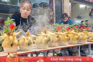 Người dân Hà Nội hối hả đi “chợ nhà giàu” sắm Tết, một vòng mua đủ nguyên mâm cỗ, gà cánh tiên gần 1 triệu đồng/con