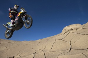 Khoảnh khắc đẹp “khó cưỡng” sau 7 chặng đua Dakar Rally 2015