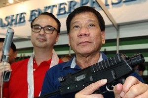 Tổng thống Duterte muốn mua vũ khí của Nga