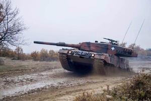 Mãn nhãn xe tăng Leopard 2A4 phi nước đại trên đường lầy