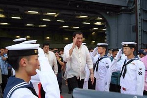 Tổng thống Duterte hứng thú với khu trục hạm Izumo Nhật Bản