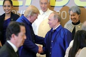 Cái bắt tay vui vẻ của ông Trump và Putin tại Việt Nam