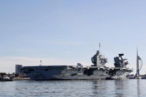 Siêu tàu sân bay HMS Queen Elizabeth mới biên chế đã thủng đáy