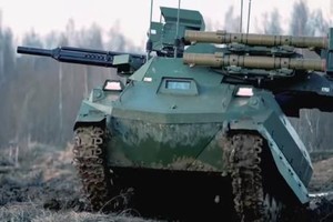 Uran-9 của Nga duyệt binh từ Quảng Trường Đỏ ra "thẳng" chiến trường Syria