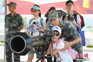 Dân Hong Kong thích thú dàn vũ khí "khủng" Quân đội Trung Quốc