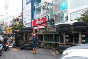 TP.HCM: Lật xe container gây ùn tắc nghiêm trọng nhiều giờ liền	