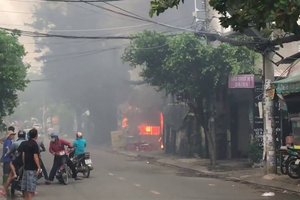 Bãi ôtô gần sân bay Tân Sơn Nhất cháy dữ dội, khu dân cư hỗn loạn