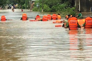 Ba người ở Nghệ An bị lũ cuốn trôi