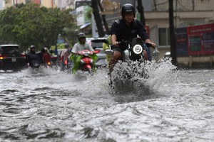 Mưa lớn, nhiều khu vực ở TP Hồ Chí Minh ngập nặng 