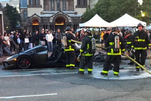 Siêu xe Lamborghini Huracan bốc cháy khi đang lăn bánh 