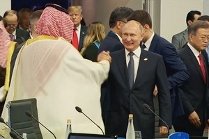 Màn bắt tay giữa ông Putin và thái tử Saudi Arabia gây chú ý