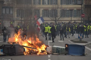 Phe Áo vàng biểu tình, đốt phá, tháp Eiffel chìm trong khói đen