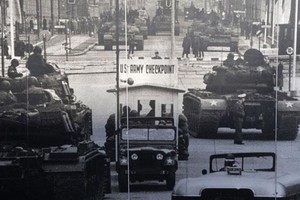 Checkpoint Charlie: "Điểm nóng" nhất châu Âu trong Chiến tranh Lạnh