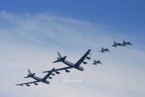 B-52 bay lượn ở triển lãm hàng không Colombia, Venezuela có lo lắng?