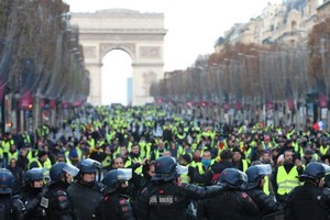 Pháp triển khai hàng nghìn cảnh sát đối phó với biểu tình ở Paris