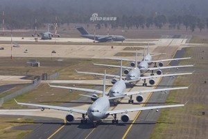 Bắt chước Mỹ, Australia cũng "đốt tiền" với màn biểu diễn máy bay "voi đi bộ"