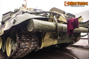 Vì sao xe tăng chủ lực T-90 Việt Nam lại gài một thanh gỗ lớn phía sau? 