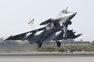 Ấn Độ mua tiêm kích Rafale giá “cắt cổ” gấp đôi F-35: Có bê bối gì phía sau? 