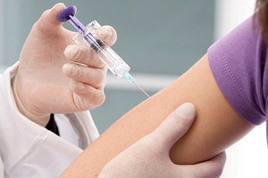 Thiếu nữ phải ngồi xe lăn vì tiêm vắc xin HPV