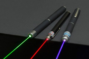 Nguy cơ khôn lường từ bút laser và đồ chơi phát sáng