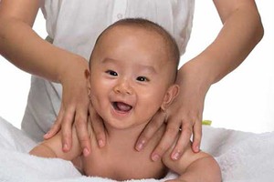 Lý do mẹ không nên dùng dầu oliu mát xa cho bé