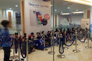 Hà Nội: Vật vờ cả đêm chờ Galaxy S5