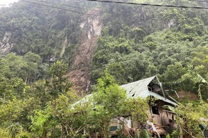 Tuyên Quang: Núi sạt lở, đá lăn xuống 11 nhà dân 