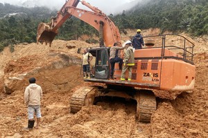 Thêm 4 khối đá nặng hàng trăm tấn chắn đèo Khánh Lê