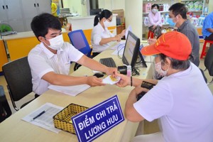 Người già gặp "khó"khăn khi nhận lương hưu ATM: Bộ LĐTB&XH nói gì?