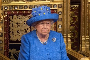 Nữ hoàng Elizabeth II vừa được chính phủ Anh "tăng lương"