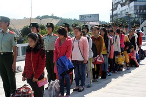 Nghèo khó và thiếu thông tin, nhiều phụ nữ trở thành “món hàng”