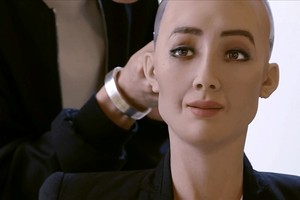 Tỷ phú Elon Musk nói gì khi bị robot Sophia châm biếm?