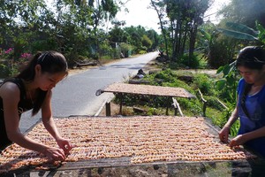 Về chợ "vũ nữ chân dài" ở An Giang mùa nước nổi