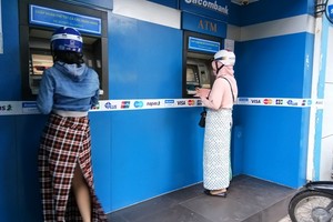 TP.HCM: “Bực bội” vì ATM “nhả” tiền mệnh giá thấp