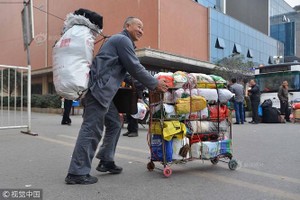 Âm thầm vác 2 tạ quà, đi 400km đoàn tụ với vợ con