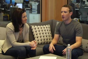 Mark Zuckerberg bị yêu cầu từ chức