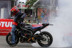 Làm xiếc với môtô tại Motul Stunt Fest 2015